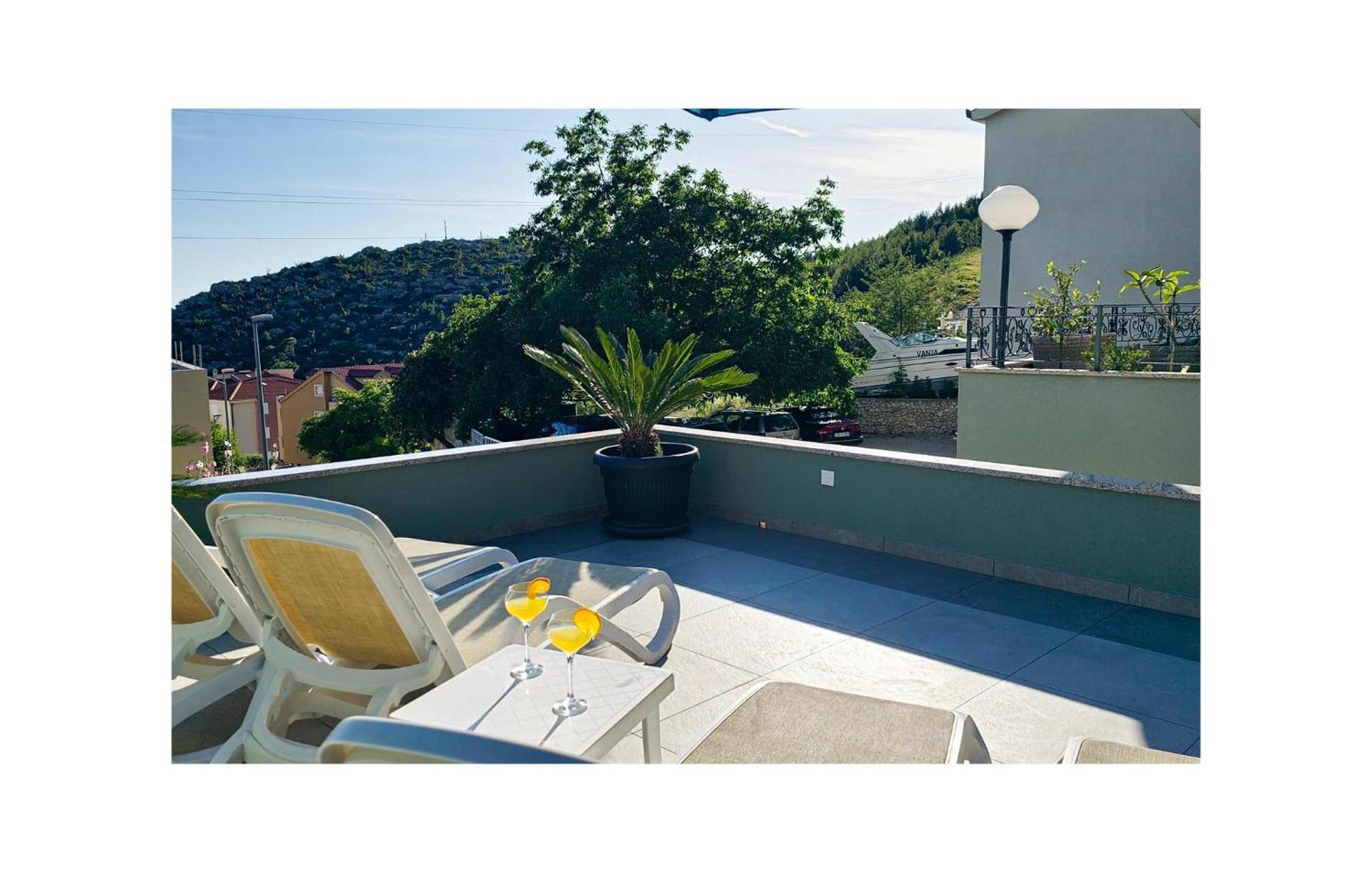 Amazing Apartment In Makarska With House Sea View Екстер'єр фото